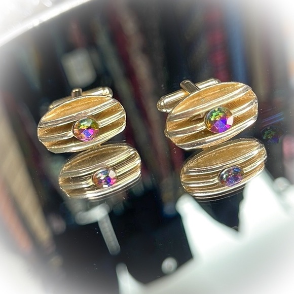 💕Vintage Gold Tone Cufflinks Beautiful Aurora Borealis Rhinestone in center💕 - Picture 4 of 6